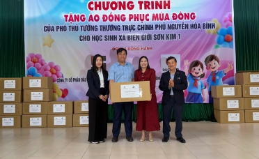 TRAO TẶNG 1.343 ÁO ĐỒNG PHỤC MÙA ĐÔNG CHO HỌC SINH XÃ BIÊN GIỚI SƠN KIM 1